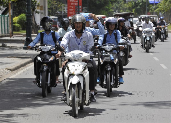 Mopeds and scooters in traffic