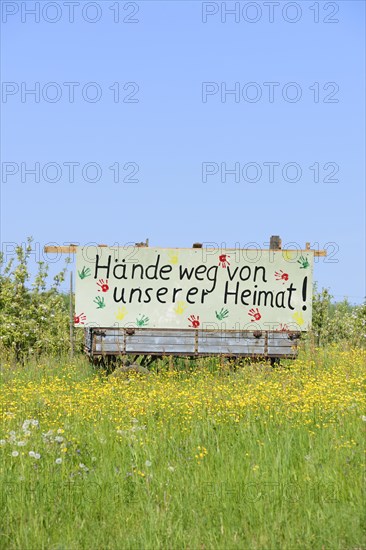 Sign 'Hande weg von unserer Heimat'