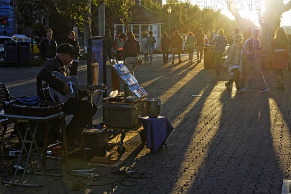 Street musician playing at the Fisherman Wharf in the evening light