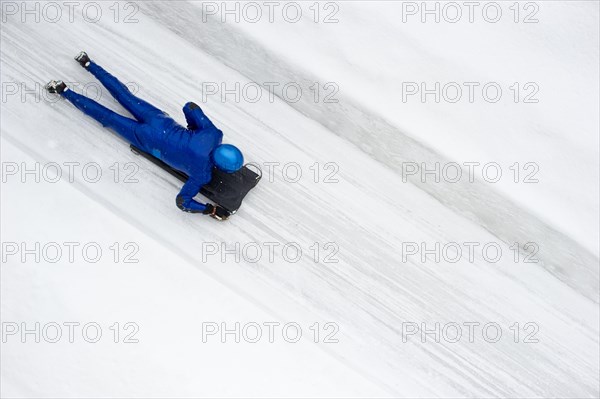 Skeleton racer on the ice track