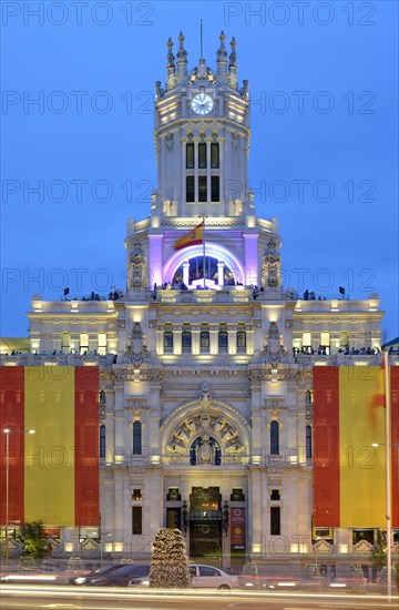 Holiday flagging of the Cibeles Palace