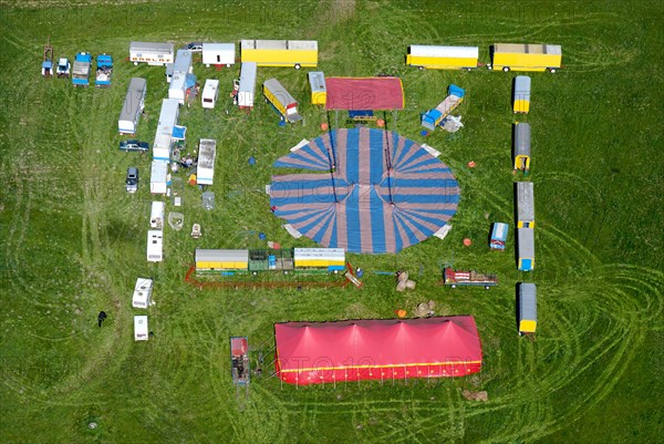 circus Barlay builds its tent