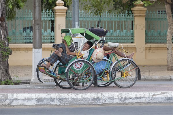 Sleeping cyclo drivers
