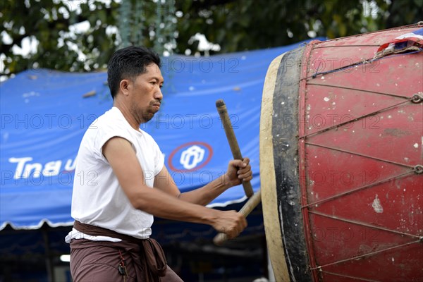 Man drumming outside the Wat Phra Si Rattana Mahathat Temple