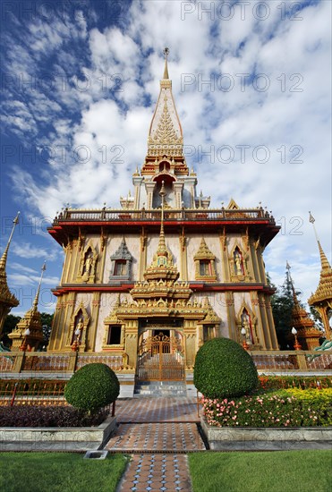 Garden surrounding Wat Chalong temple