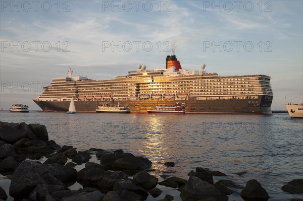 Cruise ship Queeen Elizabeth sailing