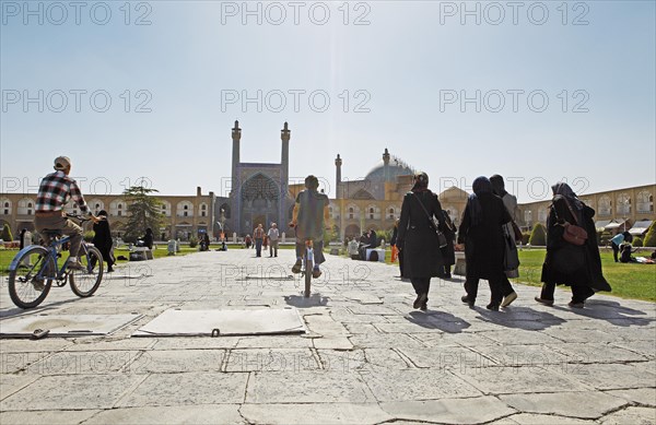 Pedestrians and cyclists in front of the Imam Mosque