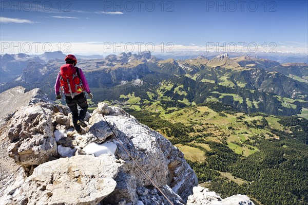 Climber descending from the Zehnerspitze over the Zehner-Ferrata in the Fanes