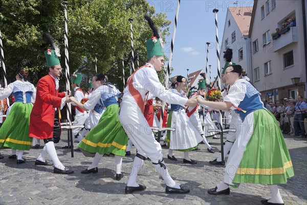 Menuettgruppe dance group with fishing girls and white fishermen during the fishing dance