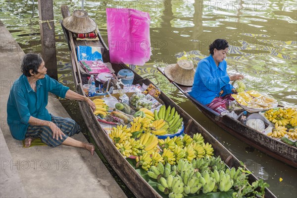 Damnoen Saduak floating market