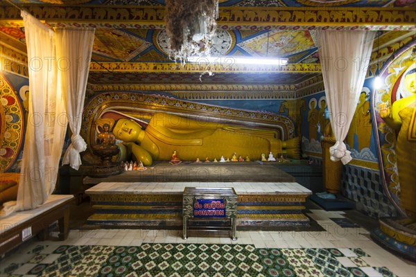 Reclining Buddha statue