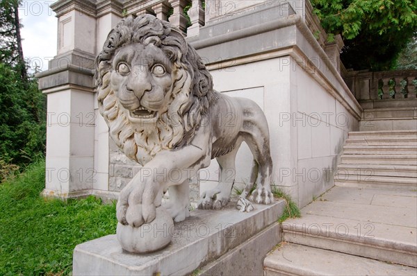 Sculpture of a lion in front of PeleÈ™ Castle