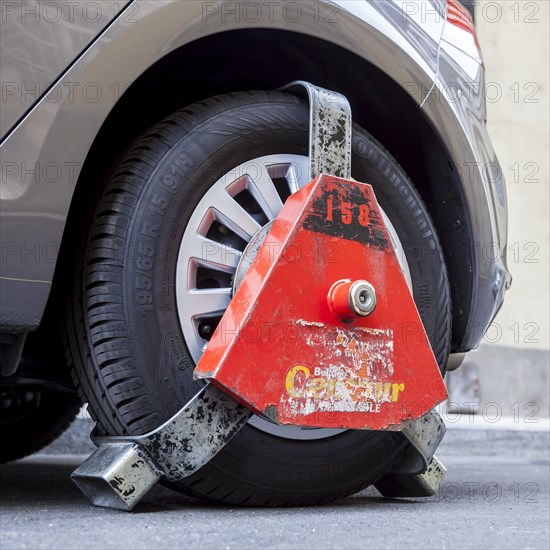 Wheel clamp on a vehicle