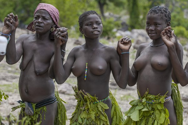 Women of the Koma people dancing