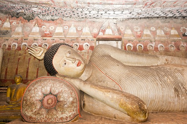 Reclining Buddha statue