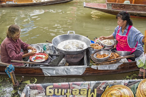 Damnoen Saduak floating market