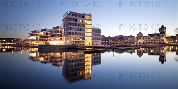 Phoenix Lake with the Facharztzentrum medical centre and Horder Burg Castle at the blue hour