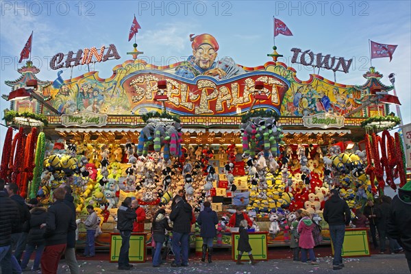 Spielpalast China Town raffle booth on the Hamburger Dom