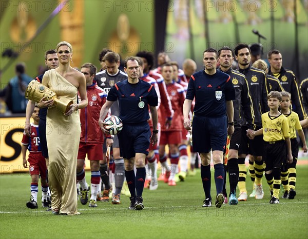 Maria Hofl-Riesch carries the DFB Cup into the stadium