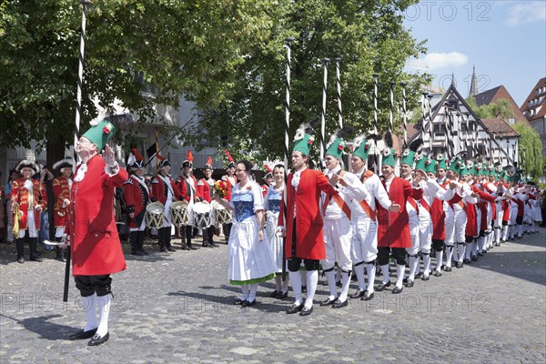 Menuettgruppe dance group with fishing girls and white fishermen during the fishing dance