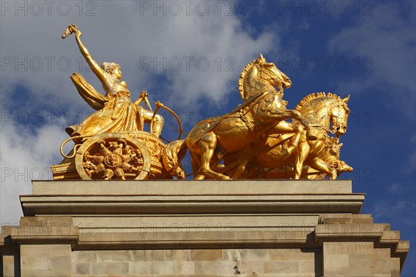 Golden Quadriga de l'Aurora at the fountain Font de la Cascada