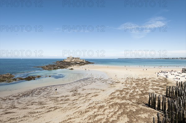 Sandy beach with groynes and Fort National