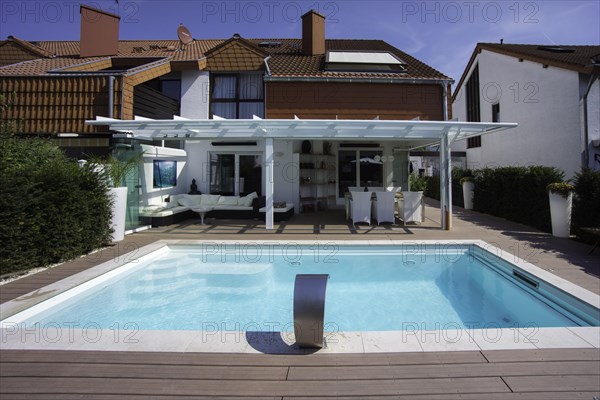 Private terraced house with a conservatory