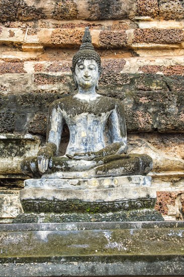 Buddha statue at the ruins of Wat Phra Si Rattana Mahathat temple complex