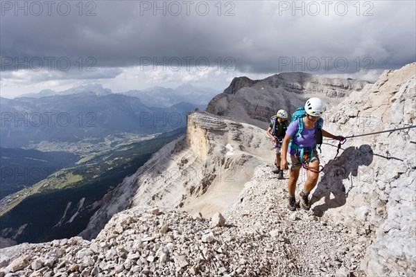 Mountain climbers ascending Cunturines-Spitze Mountain