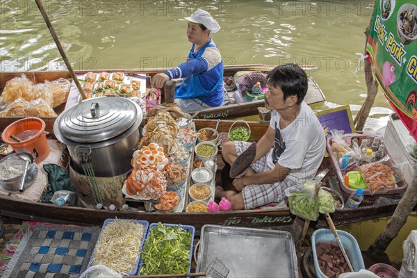 Damnoen Saduak floating market