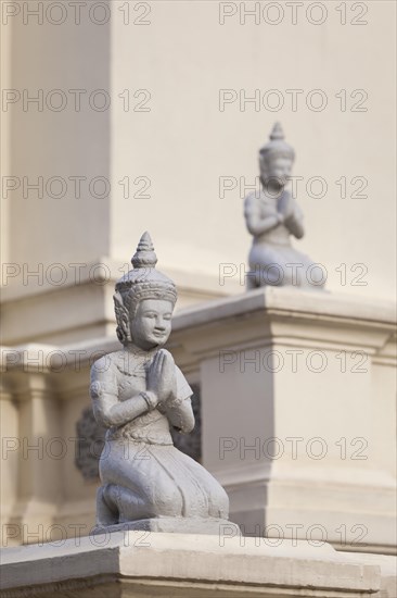 Kneeling statues adorn the Mondapa of Satra and Tripitaka