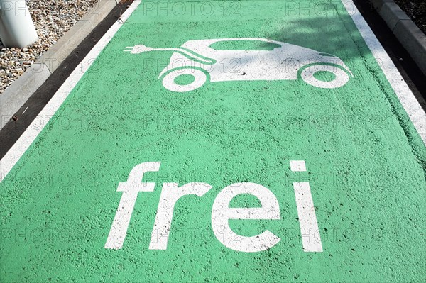 Reserved parking at a charging station for electric cars