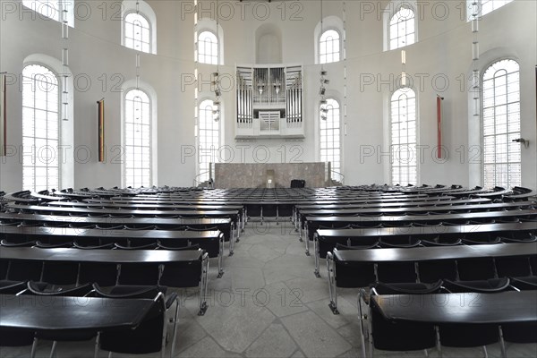 Plenary with the organ by Orgelbau Klais