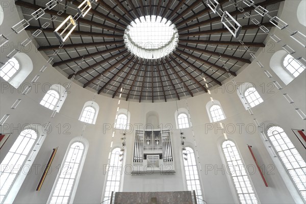 Plenary with the organ by Orgelbau Klais