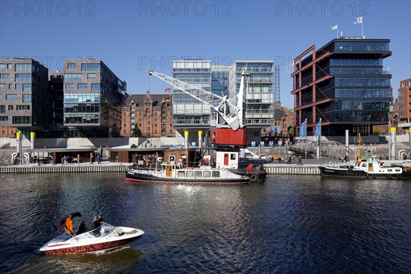 Floating promenade along the Sandtorhafen with view through to the Speicherstadt district