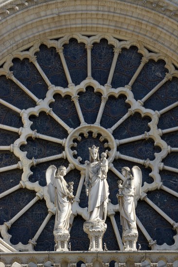Group of sculptures and rosette of the church window