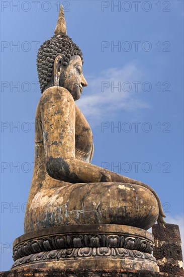 Buddha statue at the ruins of Wat Phra Si Rattana Mahathat temple complex