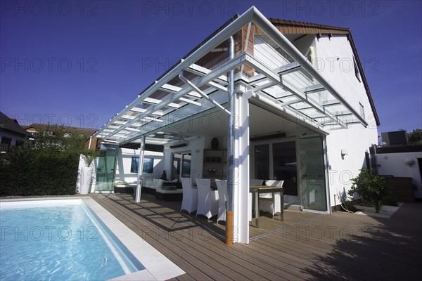 Private terraced house with a conservatory