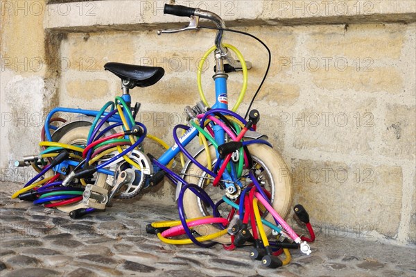 Kid's bike with many locks