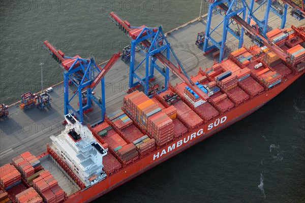 The container ship Santa Teresa of the Hamburg Sud shipping company being loaded and unloaded at Burchardkai container terminal
