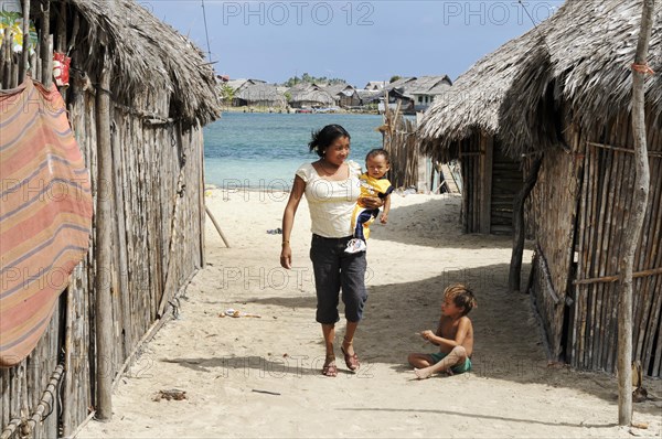 Kuna Indian woman and children