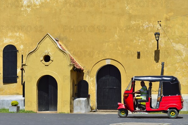 Tuk-tuk in front of the Warehouse Building in Queens Street