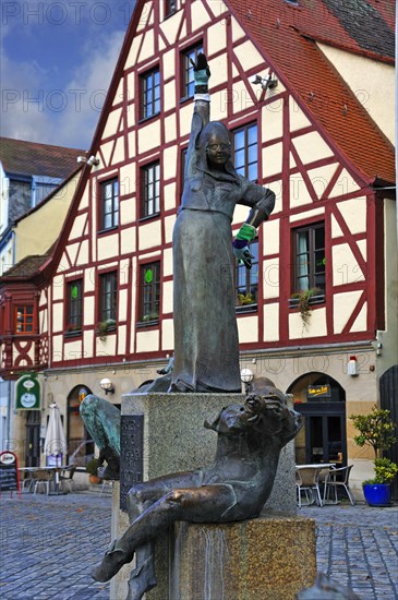 Statues wearing gloves on the Gauklerbrunnen well by artist Harro Frey