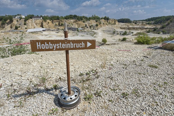 Sign to a 'Hobbysteinbruch'