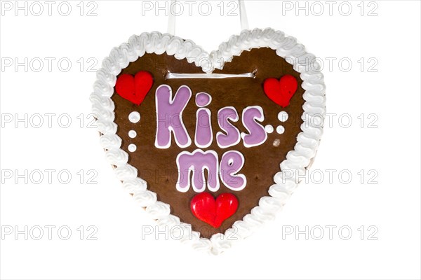 Gingerbread heart with the writing 'Kiss me'