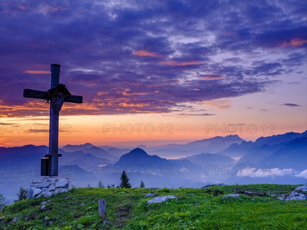 Ahornbuchsenkopf with summit cross