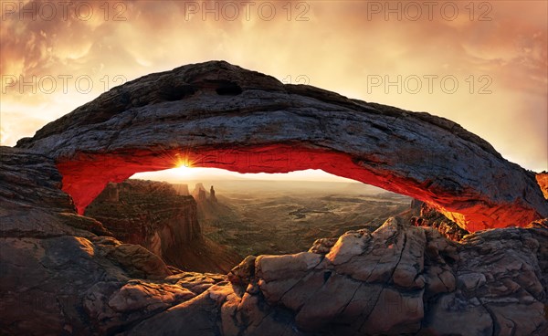 Sunrise at Mesa Arch stone arch