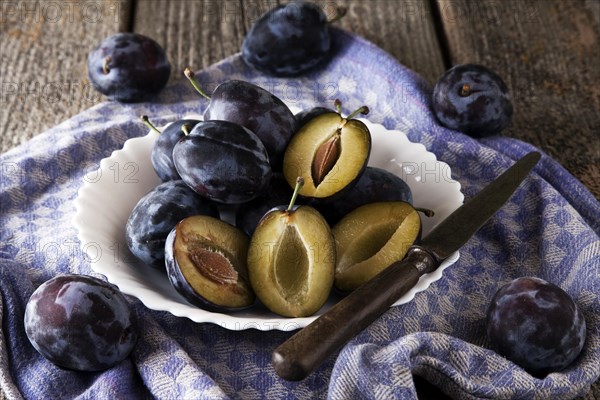 Fresh plums (Prunus domestica) on plate