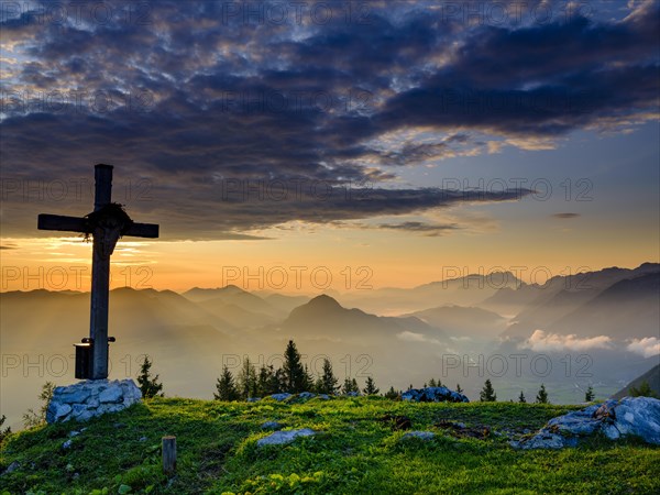 Ahornbuchsenkopf with summit cross