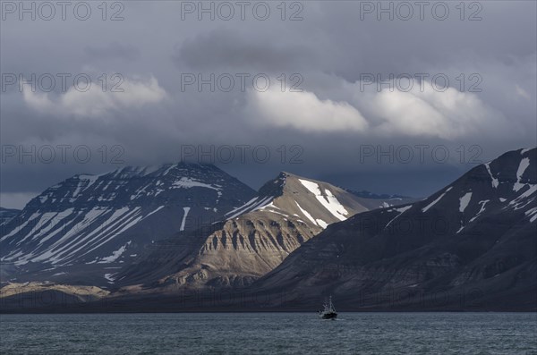 Boat in Billefjorden in front of mountain scenery in Bonsow Land